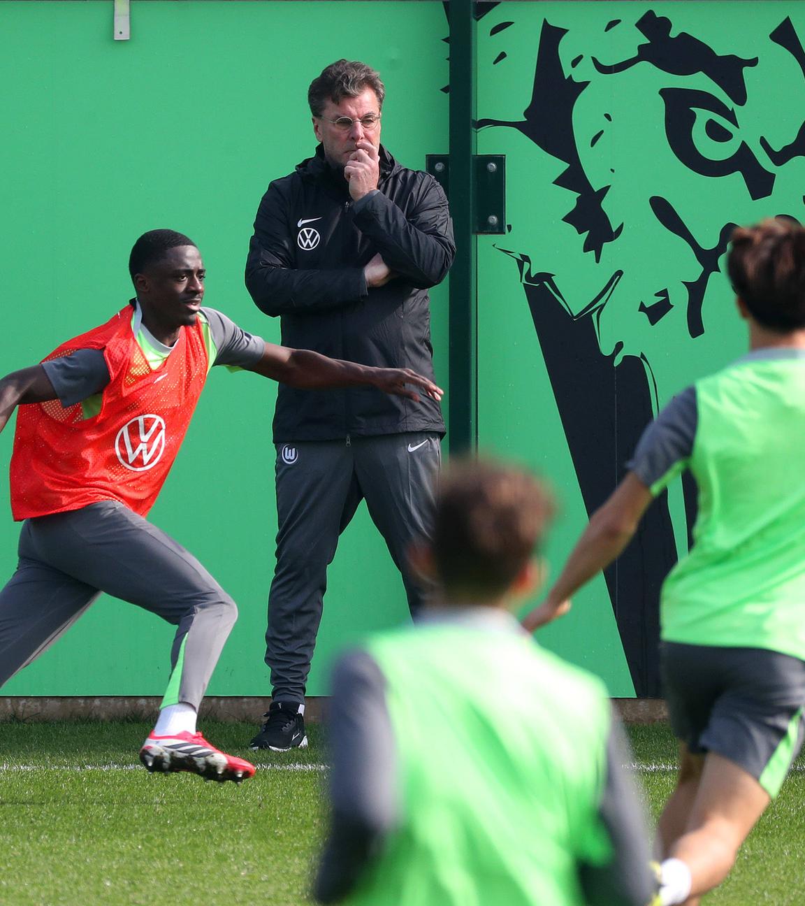 Cheftrainer Dieter Hecking und Jeanuel Belocian am 10.03.2026 in Niedersachsen. 