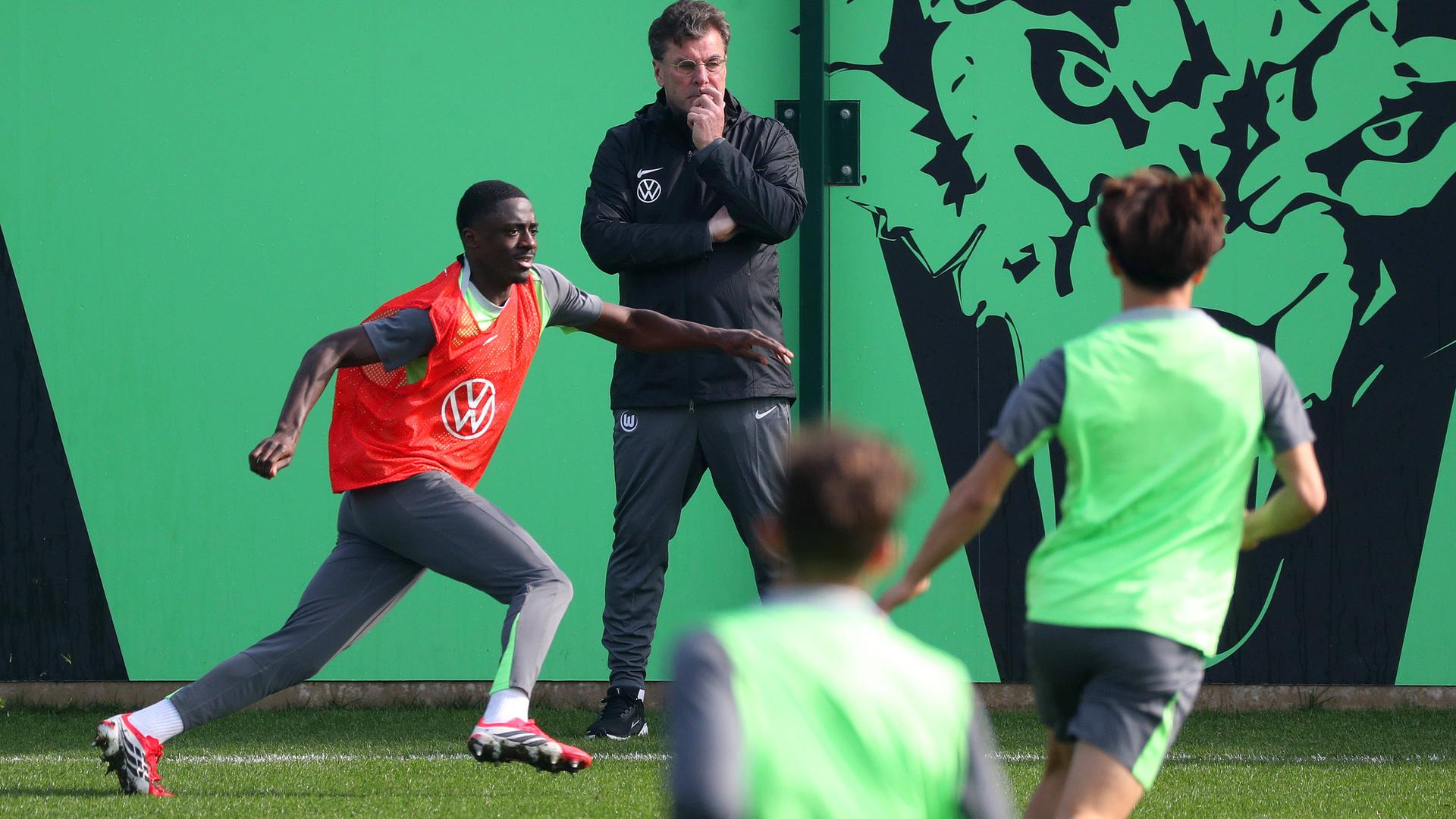 Cheftrainer Dieter Hecking und Jeanuel Belocian am 10.03.2026 in Niedersachsen. 