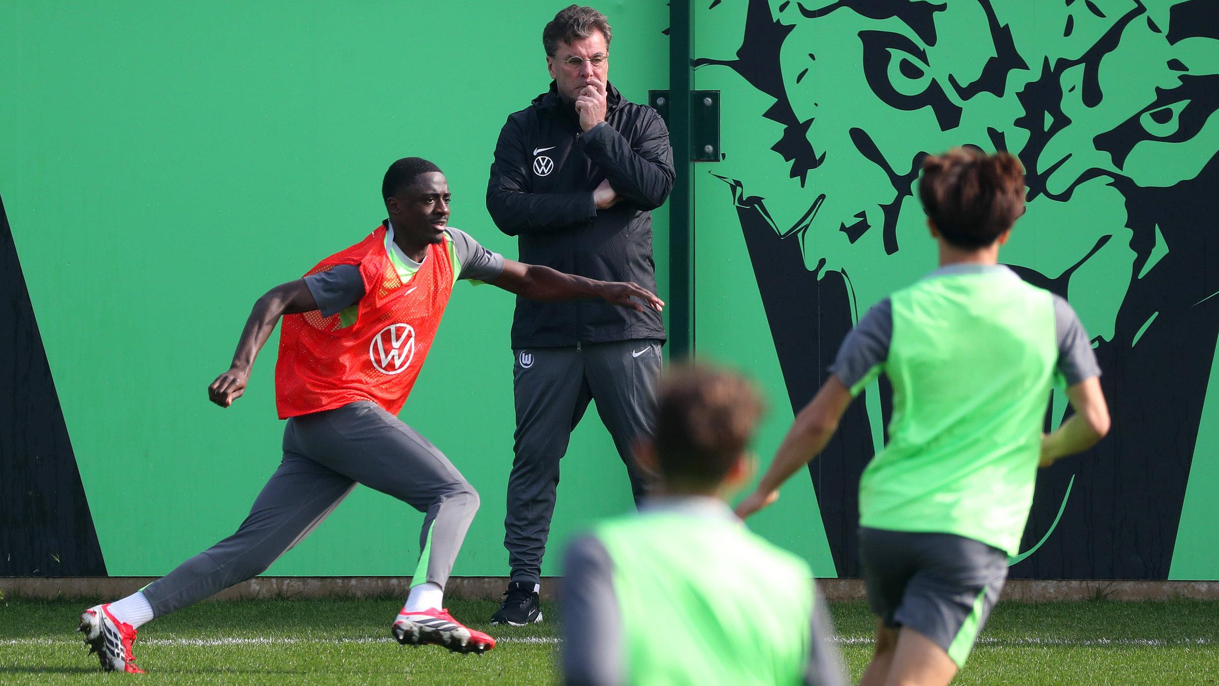 Cheftrainer Dieter Hecking und Jeanuel Belocian am 10.03.2026 in Niedersachsen. 