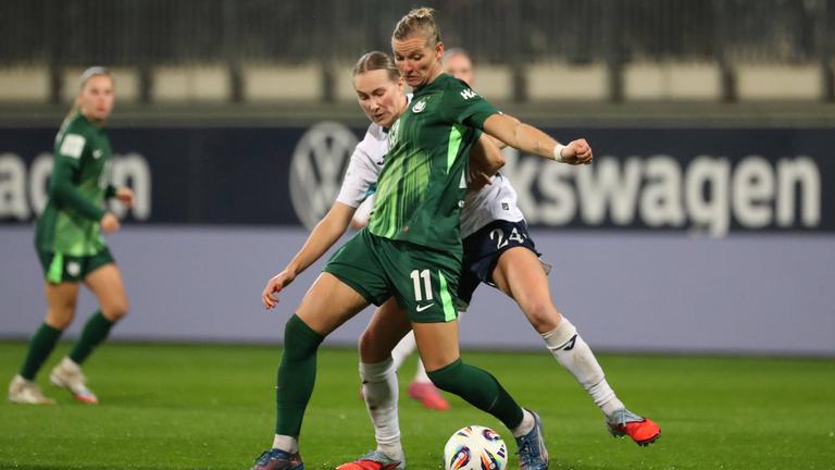 Alexandra Popp (VfL Wolfsburg) befindet sich in einem Zweikampf mit Feli Delacauw (TSG 1899 Hoffenheim)