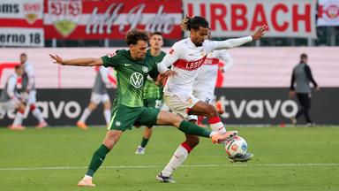 Aaron Zehnter (VfL) und Lorenz Assignon (VfB) kämpfen. 