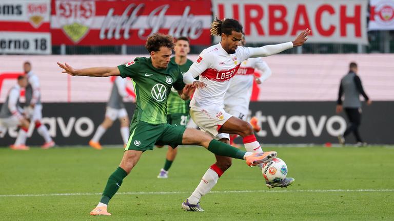 Aaron Zehnter (VfL) und Lorenz Assignon (VfB) kämpfen. 