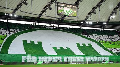 Fan Choreographie im Stadion zur Aenderung des Wolfsburgs Logo zum alten Zinnenwappen.