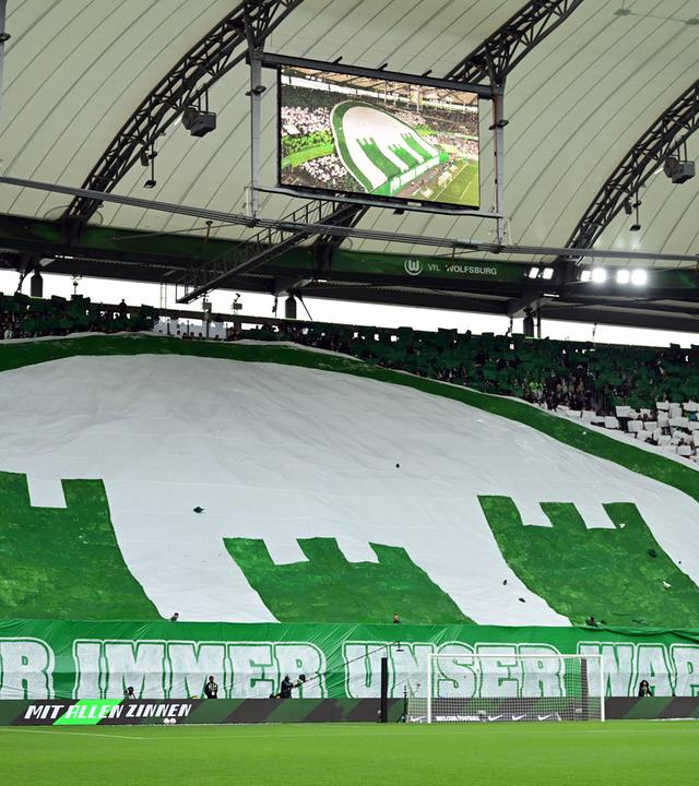 Fan Choreographie im Stadion zur Aenderung des Wolfsburgs Logo zum alten Zinnenwappen.