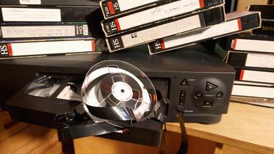 VHS Video Kasette steckt in einem Recorder.