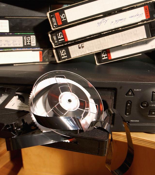 VHS Video Kasette steckt in einem Recorder.