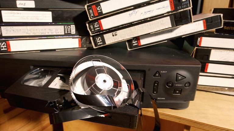 VHS Video Kasette steckt in einem Recorder.