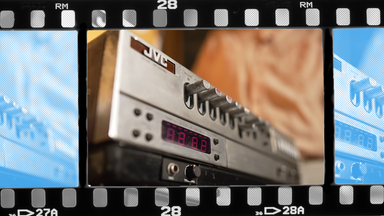 Ein VHS- rekorder, Videokassetten und jede Menge Bandsalat