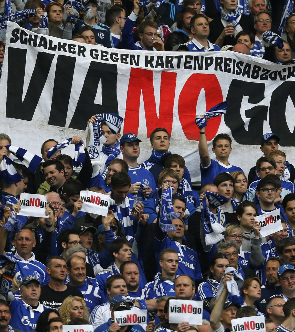 Archiv: Schalker Fans zeigen Ihren Protet gegen das Internet-Ticket-Portal VIAGOGO