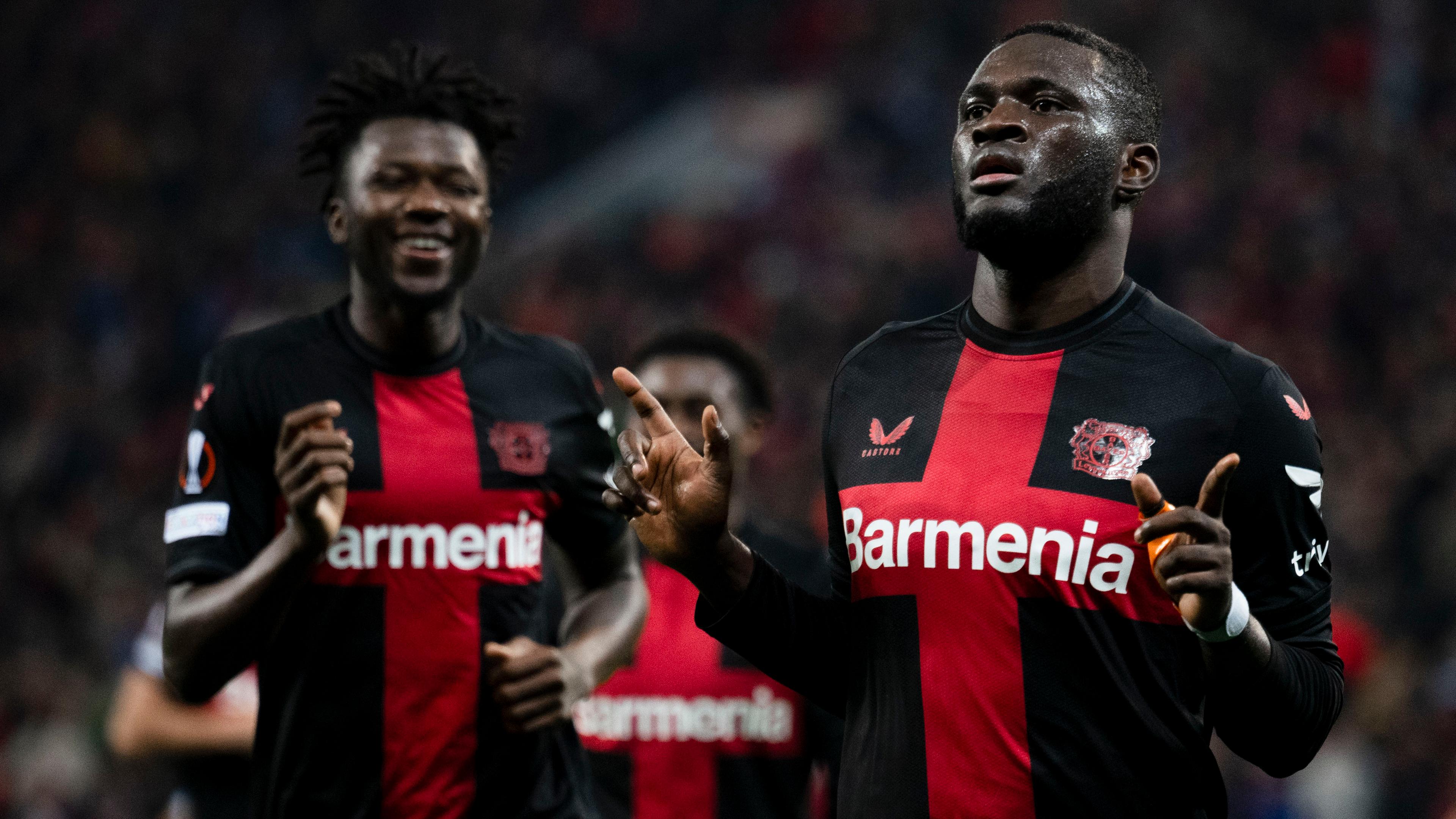 Nordrhein-Westfalen, Leverkusen: Fußball: Europa League, Bayer Leverkusen - FK Karabach Agdam, Gruppenphase, Gruppe H, 3. Spieltag, BayArena. Leverkusens Torschütze Victor Boniface (r) und Edmond Tapsoba jubeln nach dem Treffer zum 3:1.