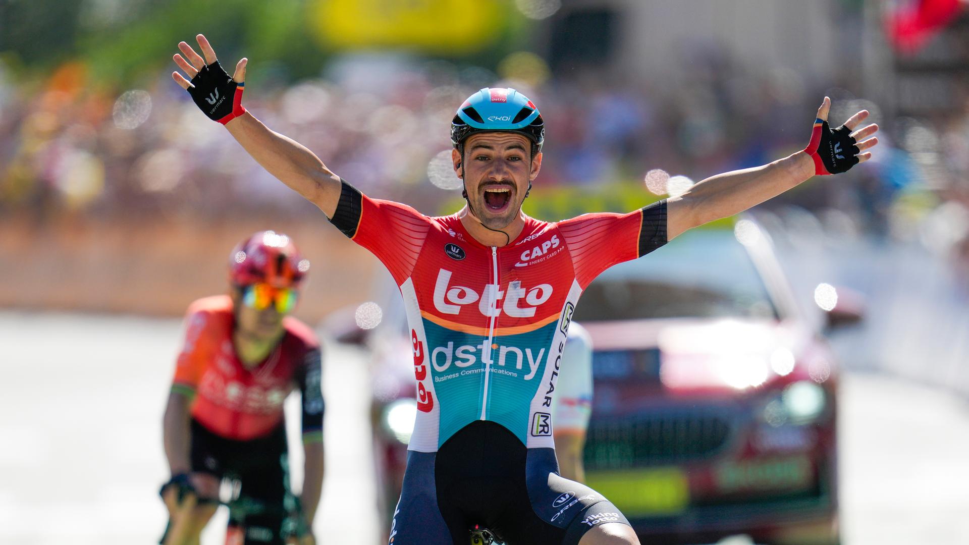 Victor Campenaerts jubelt im Ziel der 18.Tour-Etappe am 18.07.2024.
