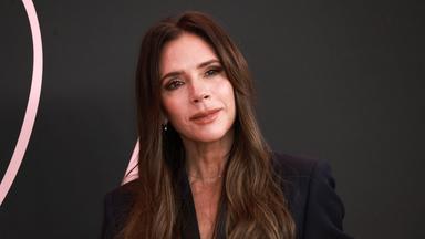 Sängerin und Modeschöpferin Victoria Beckham wird 50 Jahre.
