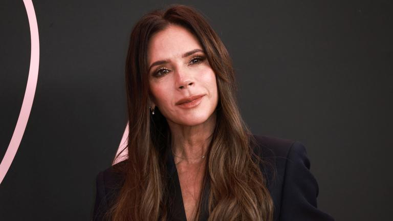 Sängerin und Modeschöpferin Victoria Beckham wird 50 Jahre.