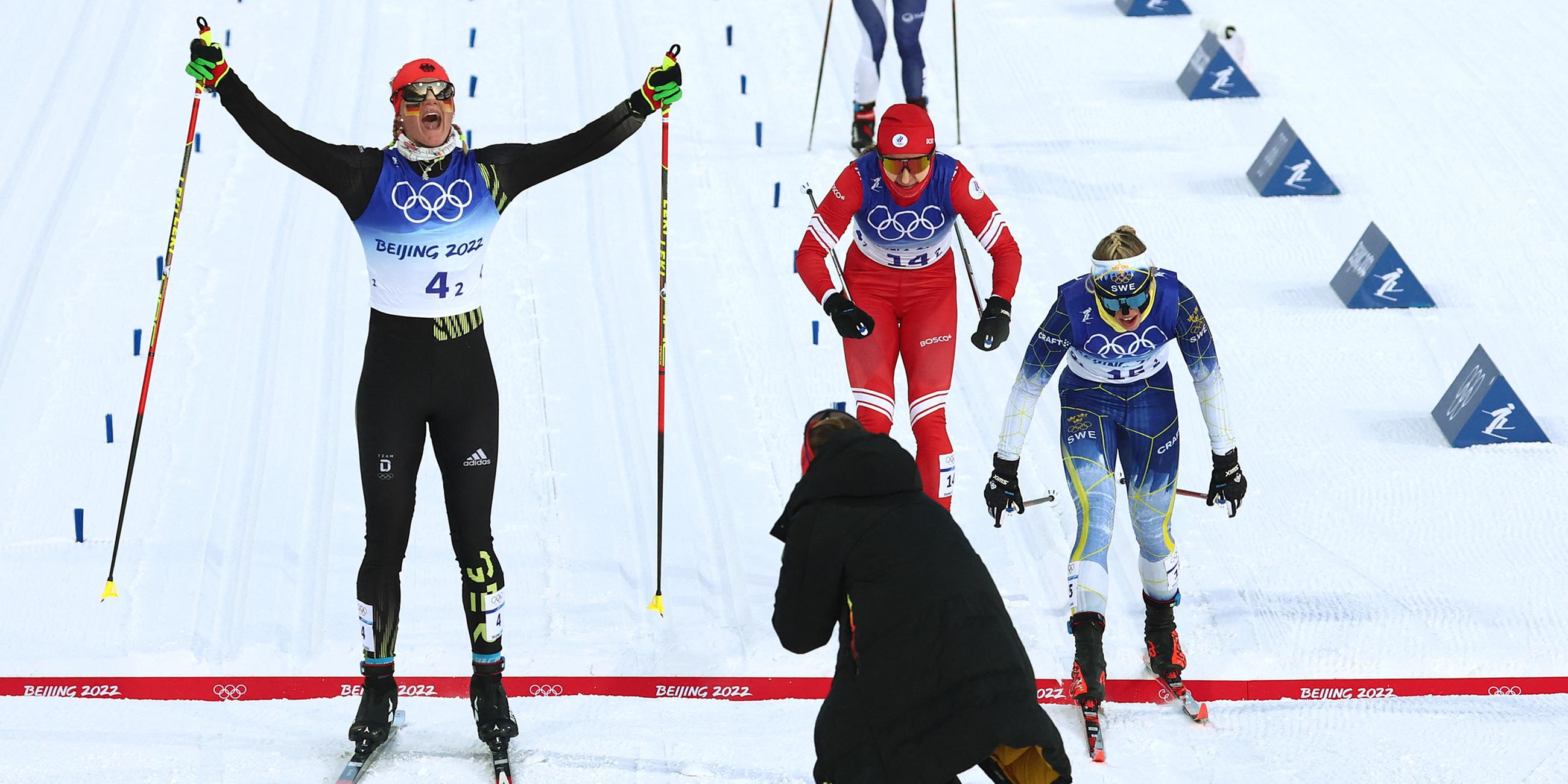 Langläuferin Victoria Carl jubelt über Goldmedaille am 16.02.2022 in Zhangjiakou, China.