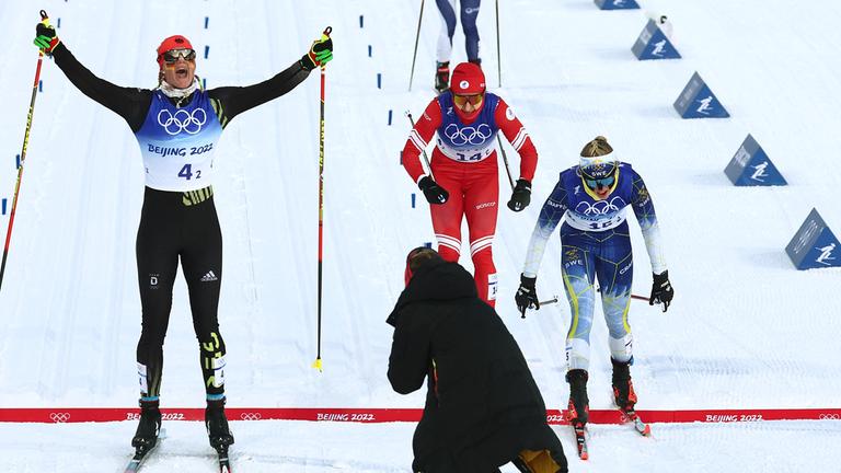 Langläuferin Victoria Carl jubelt über Goldmedaille am 16.02.2022 in Zhangjiakou, China.