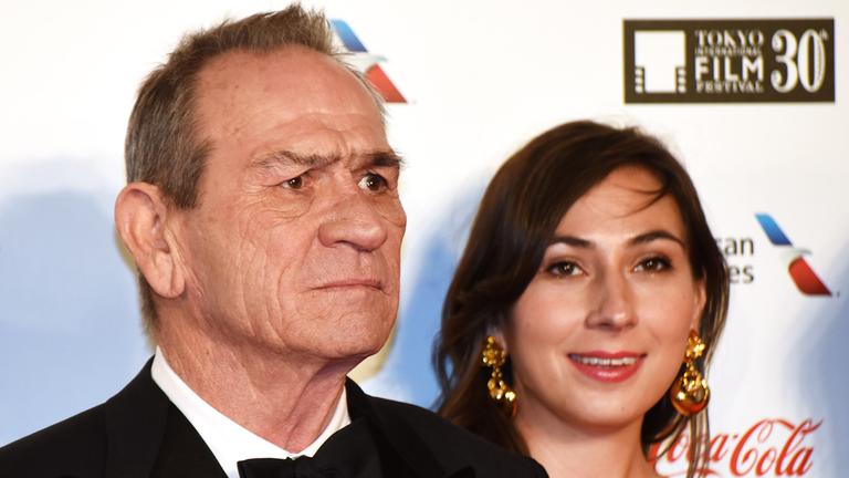 Gewissheit für Hollywood-Star Tommy Lee Jones: Seine Tochter Victoria starb an einer Überdosis Kokain. Das ist das Ergebnis der Obduktion, berichtet das "People"-Magazin. (18.02.2026)