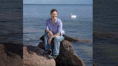 Kronprinzessin Victoria von Schweden an einem See
