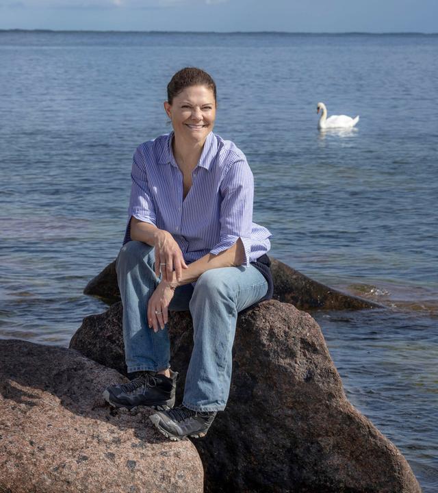 Kronprinzessin Victoria von Schweden an einem See