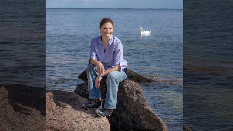 Kronprinzessin Victoria von Schweden an einem See