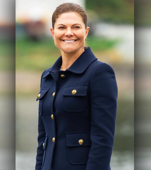 Kronprinzessin Victoria von Schweden lächelt in die Kamera.