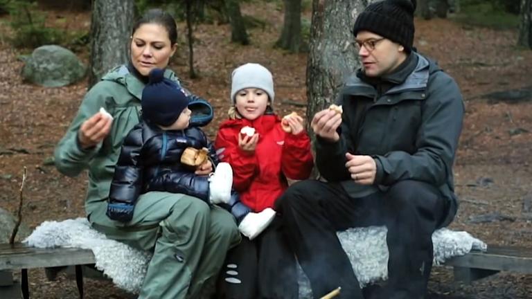 Victoria von Schweden mit Familie im Wald