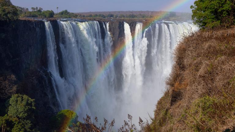 Die Victoriafälle des Fluss Sambesi in Afrika 