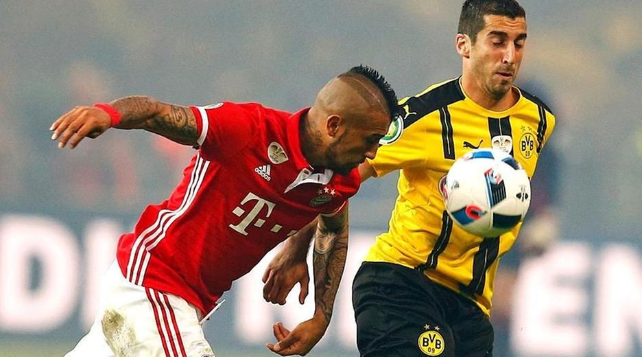 Bayerns Arturo Vidal (li.) im Duell mit Dortmunds Henrikh Mkhitaryan (re.).