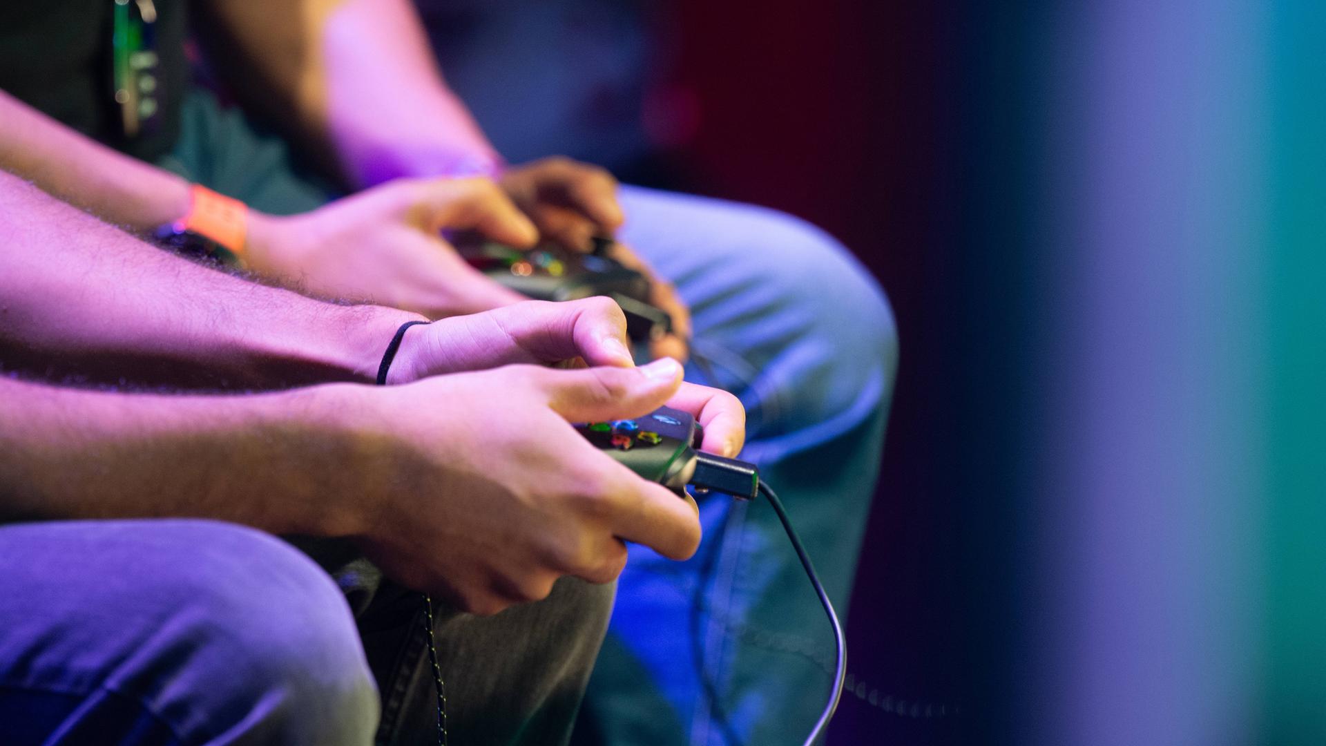 Hände mit Controllern 