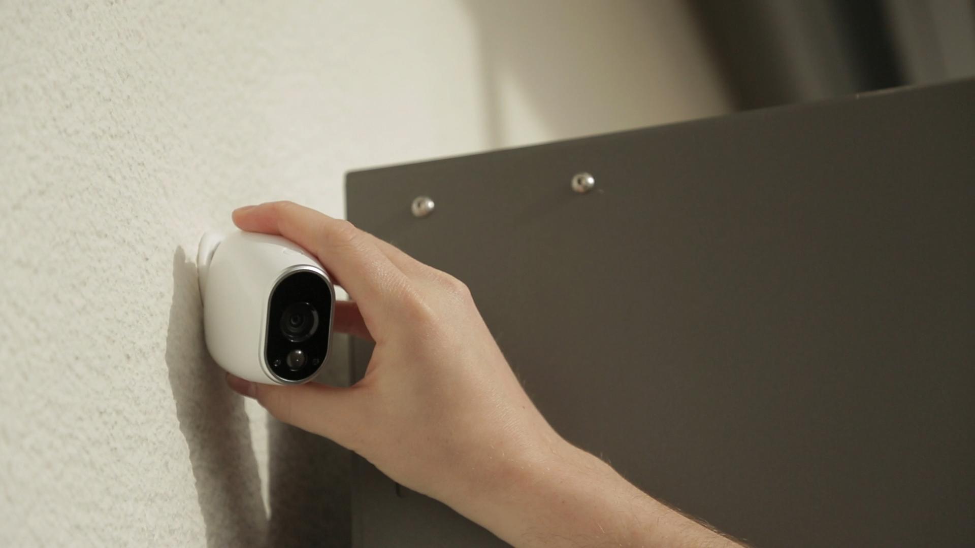 Kamera wird ans Haus installiert