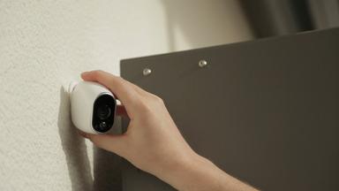 Kamera wird ans Haus installiert