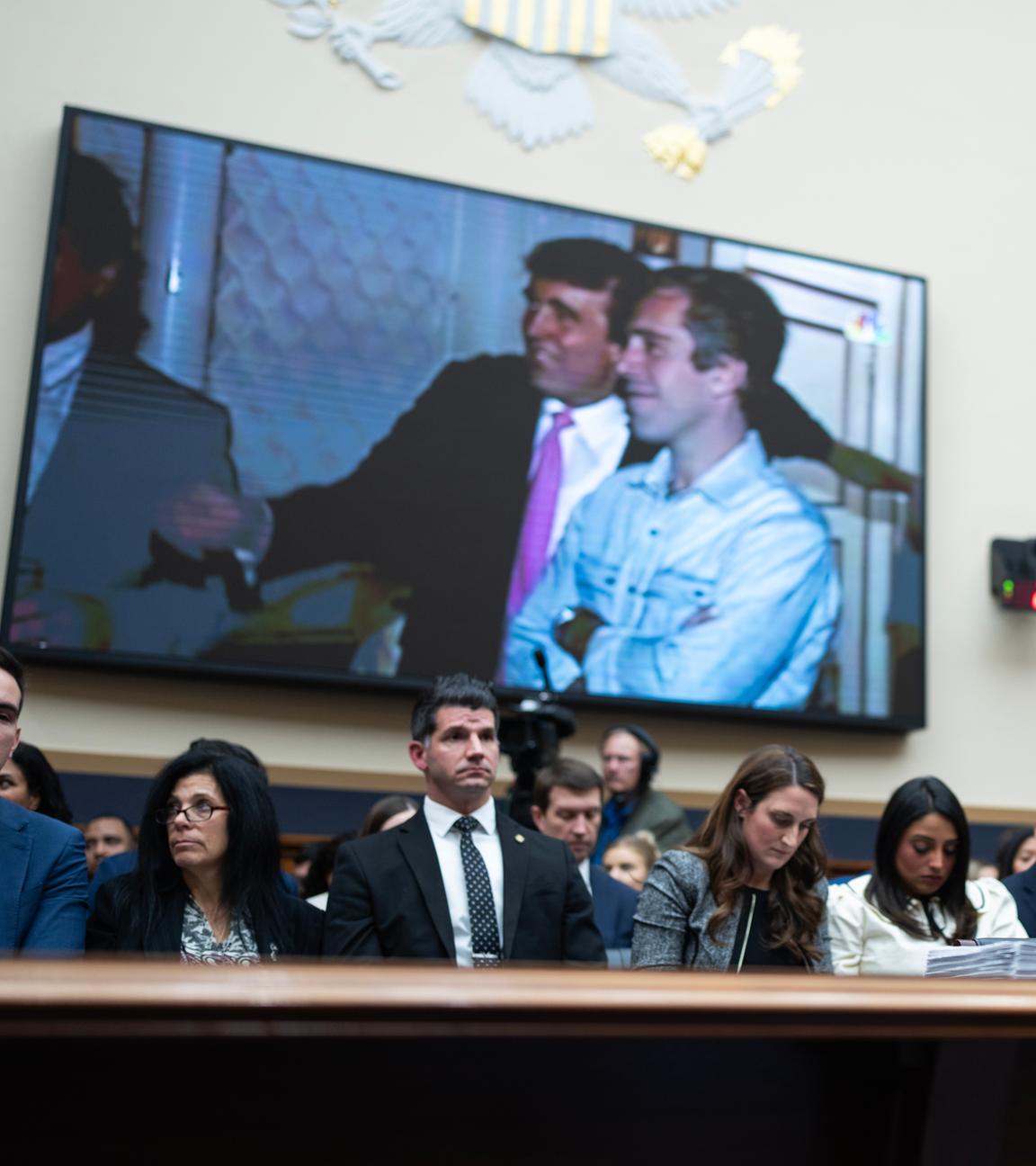 Archiv: Generalstaatsanwältin Pam Bondi sieht sich ein Video von Präsident Donald Trump und Jeffrey Epstein an, am 11. 2. 2026, im Rayburn-Gebäude vor dem Justizausschuss des Repräsentantenhauses