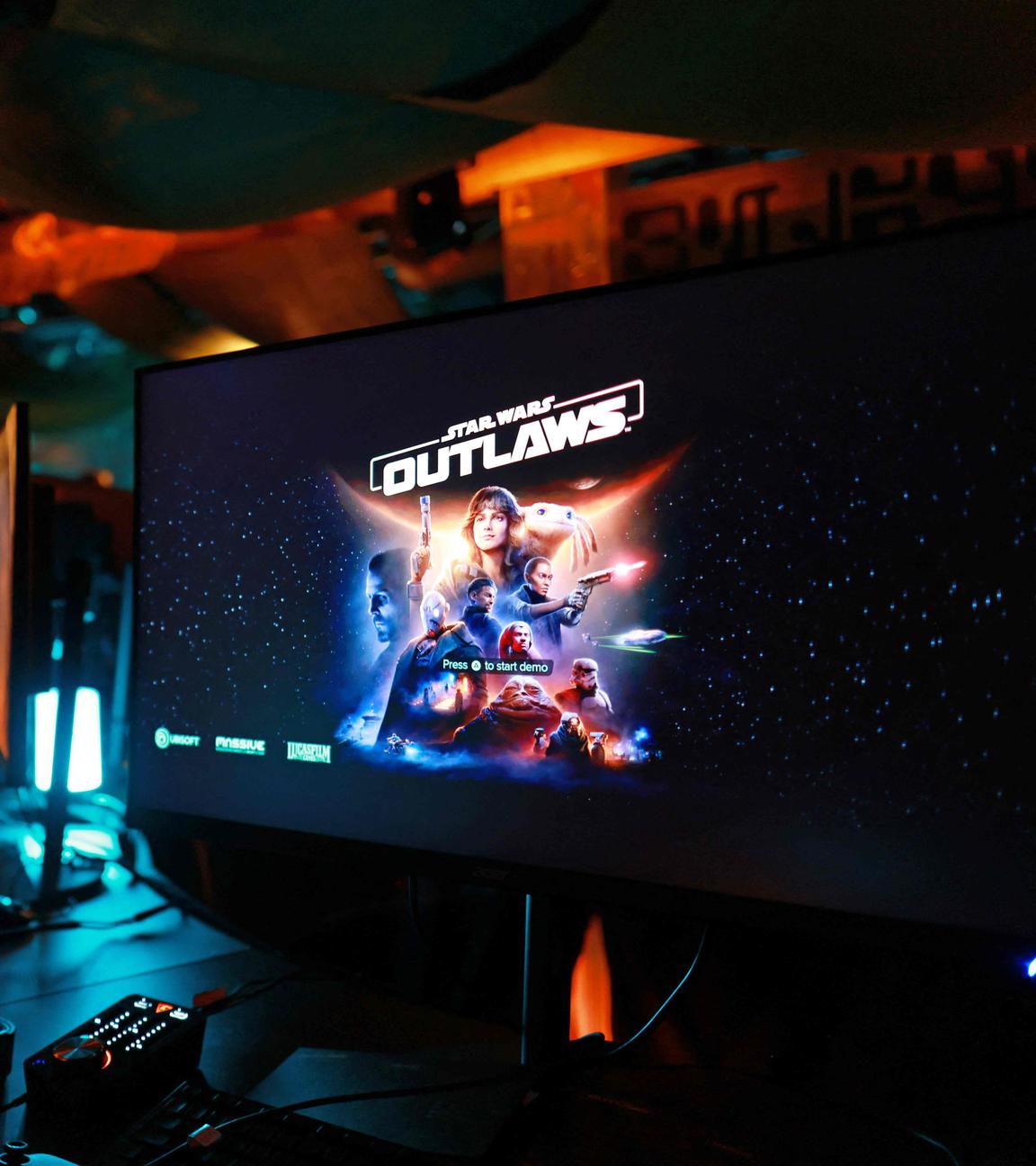 Menschen spielen das Videospiel "Star Wars Outlaws".