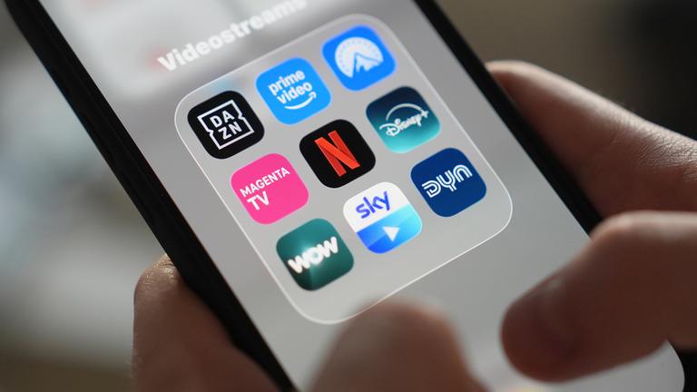 Symbolbild: Die App-Icons von Dazn (obere Reihe l-r), Amazon Prime, Paramount+ und Magenta TV (mittlere Reihe l-r) sowie Netflix, Disney+, Wow, Sky Go und Dyn (untere Reihe l-r) sind auf dem Bildschirm eines Smartphones im Ordner «Videostreams» zu sehen.
