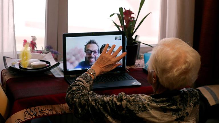 Archiv: Ältere Frau hält über Videotelefonie Kontakt zu Verwandten.