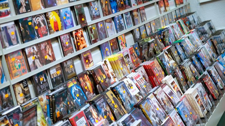 In den Regalen der Videothek "Video Aktuell" stehen tausende Filmtitel zur Ausleihe bereit und sind mit dem Verkaufspreis und der Ausleih-Karteinummer versehen.
