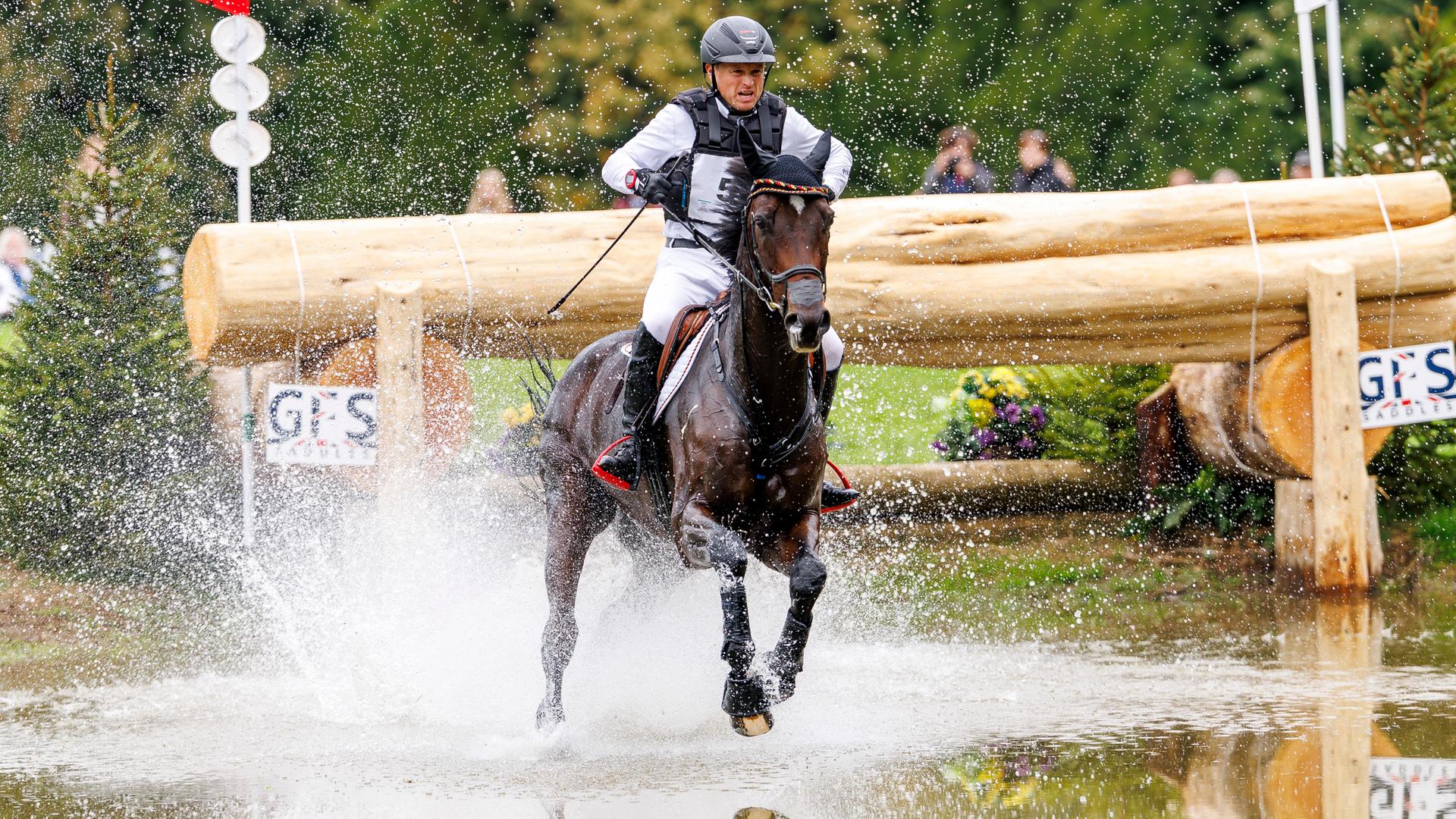 Michael Jung reitet auf Chipmunk durch den EM-Parcours.