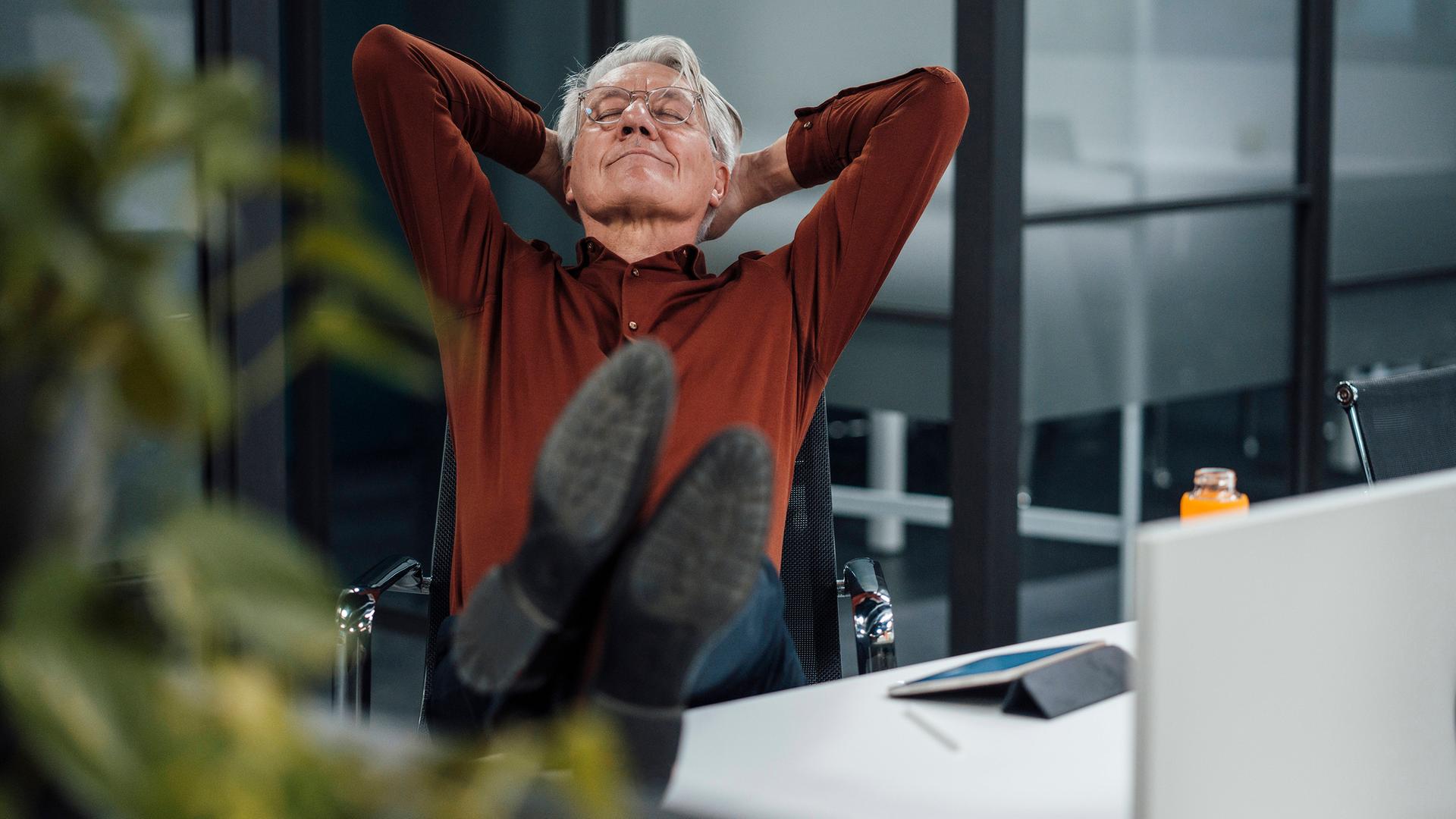 Mann entspannt sich an seinem Arbeitsplatz