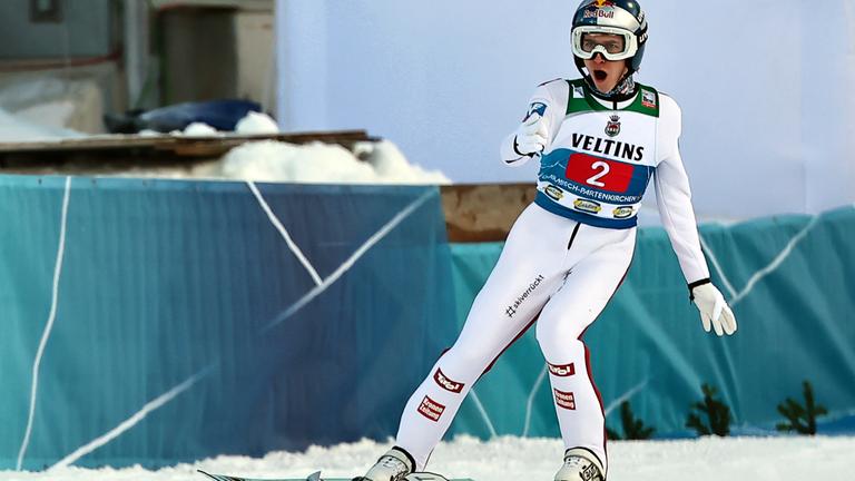 Daniel Tschofenig ballt nach der Landung die Faust