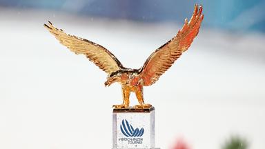 Der Siegerpokal der Vierschanzentournee zeigt einen goldenen Adler auf einem Podest.
