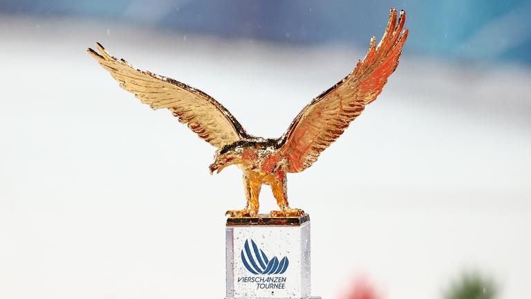 Der Siegerpokal der Vierschanzentournee zeigt einen goldenen Adler auf einem Podest.