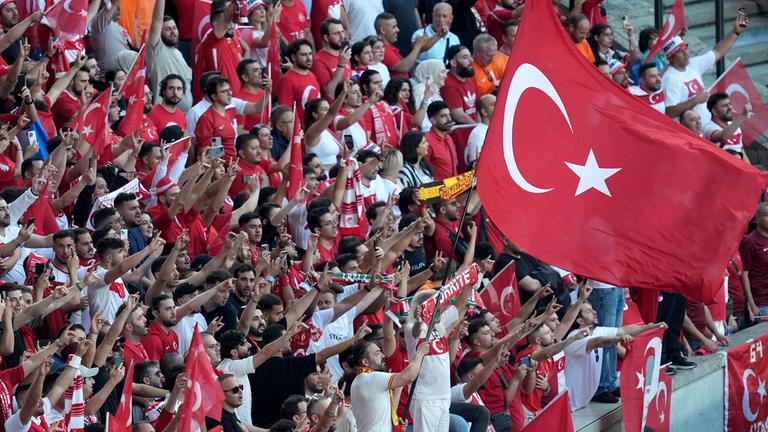 Türkische Fans zeigen Wolfsgruß