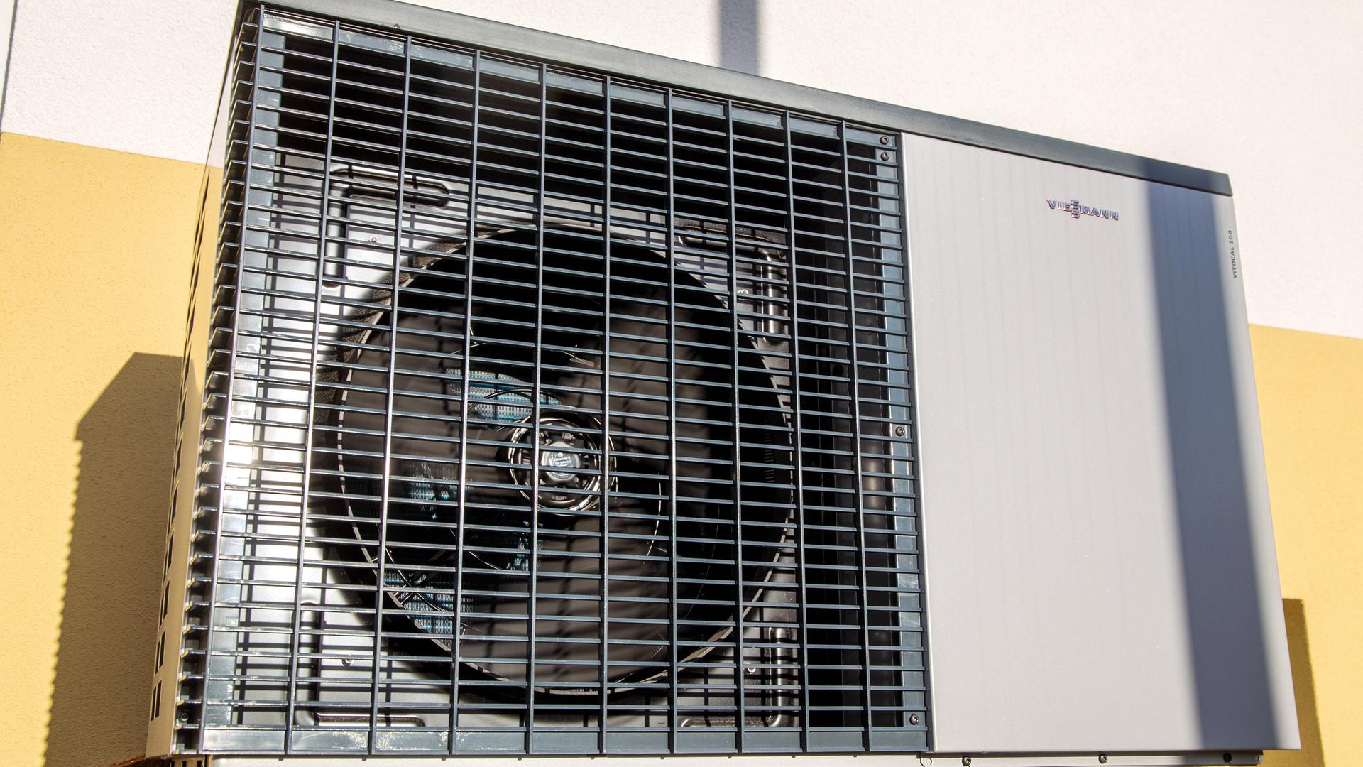 Luft- und Wasserwärmepumpe Vitocal 200 vom Hersteller Viessmann an einem Wohnhaus, aufgenommen am 21.11.2022