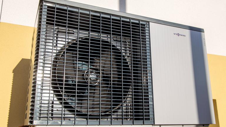 Luft- und Wasserwärmepumpe Vitocal 200 vom Hersteller Viessmann an einem Wohnhaus, aufgenommen am 21.11.2022