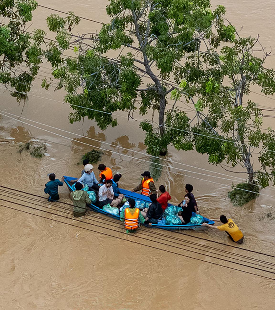Viele Menschen mussten wegen der Wassermassen in Booten ihre Häuser verlassen. 