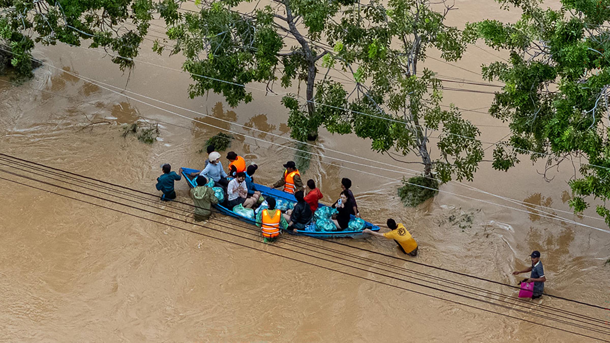 Viele Menschen mussten wegen der Wassermassen in Booten ihre Häuser verlassen. 