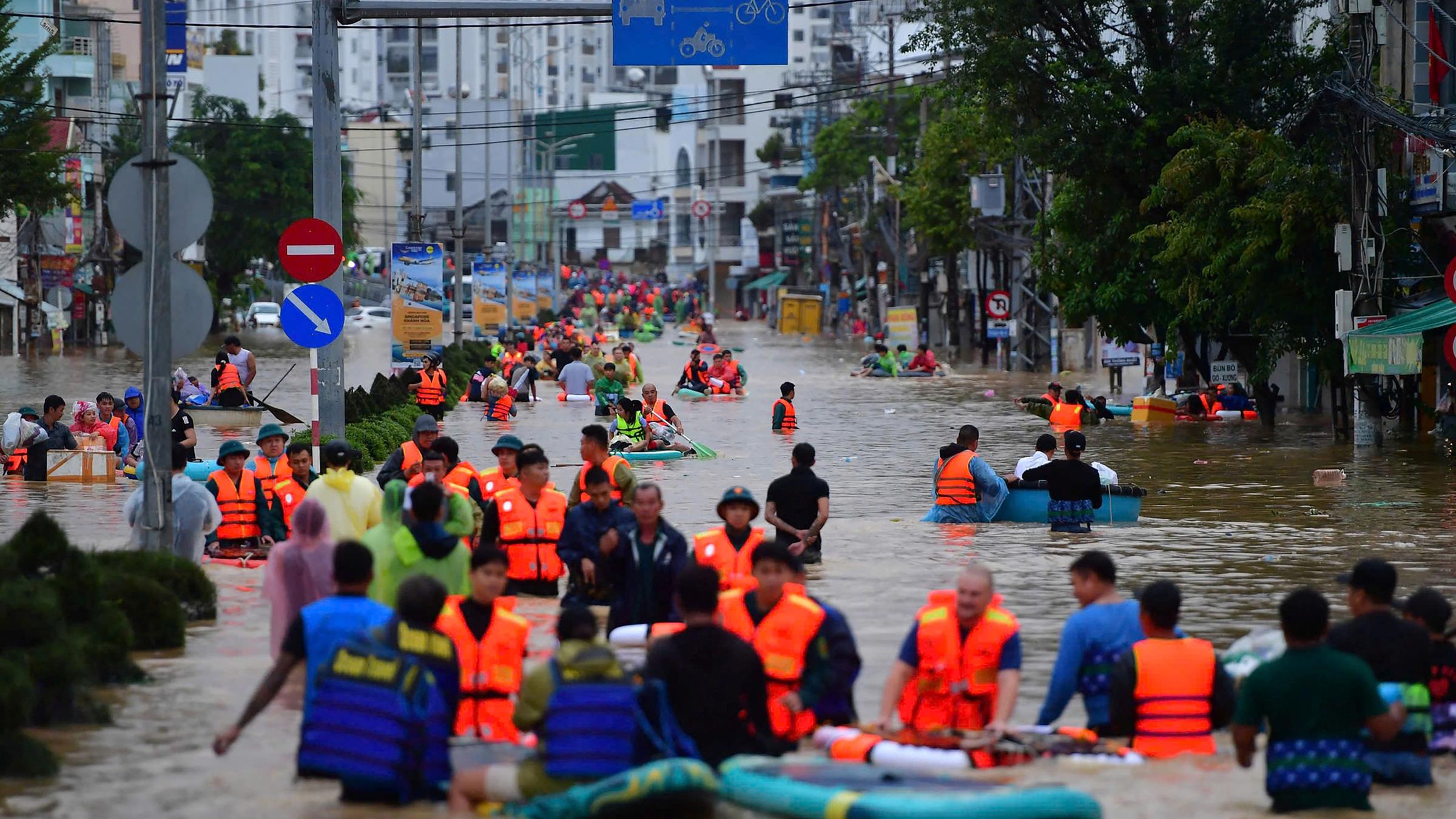 Menschen in Nha Trang fliehen vor den Fluten. 