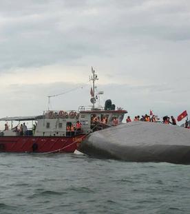 Vietnam, Ha-Long-Bucht: Rettungskräfte arbeiten an der Stelle, an der ein Kreuzfahrtschiff in der Ha Long-Bucht in der nordvietnamesischen Provinz Quang Ninh gekentert ist.