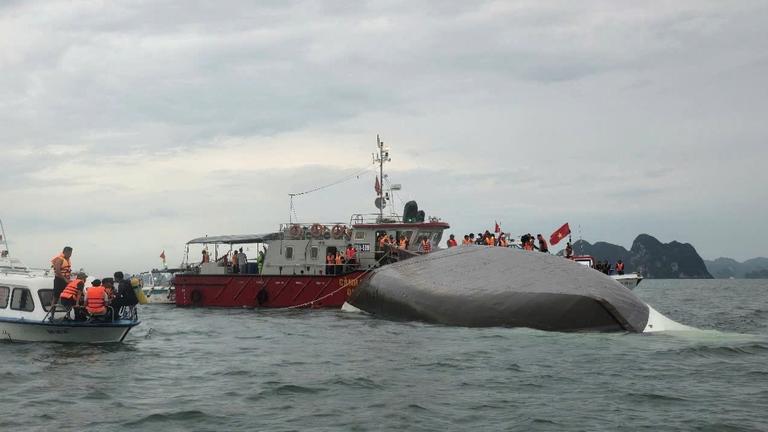 Vietnam, Ha-Long-Bucht: Rettungskräfte arbeiten an der Stelle, an der ein Kreuzfahrtschiff in der Ha Long-Bucht in der nordvietnamesischen Provinz Quang Ninh gekentert ist.