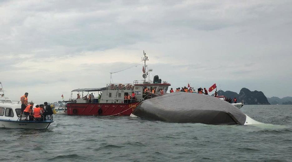 Vietnam, Ha-Long-Bucht: Rettungskräfte arbeiten an der Stelle, an der ein Kreuzfahrtschiff in der Ha Long-Bucht in der nordvietnamesischen Provinz Quang Ninh gekentert ist.