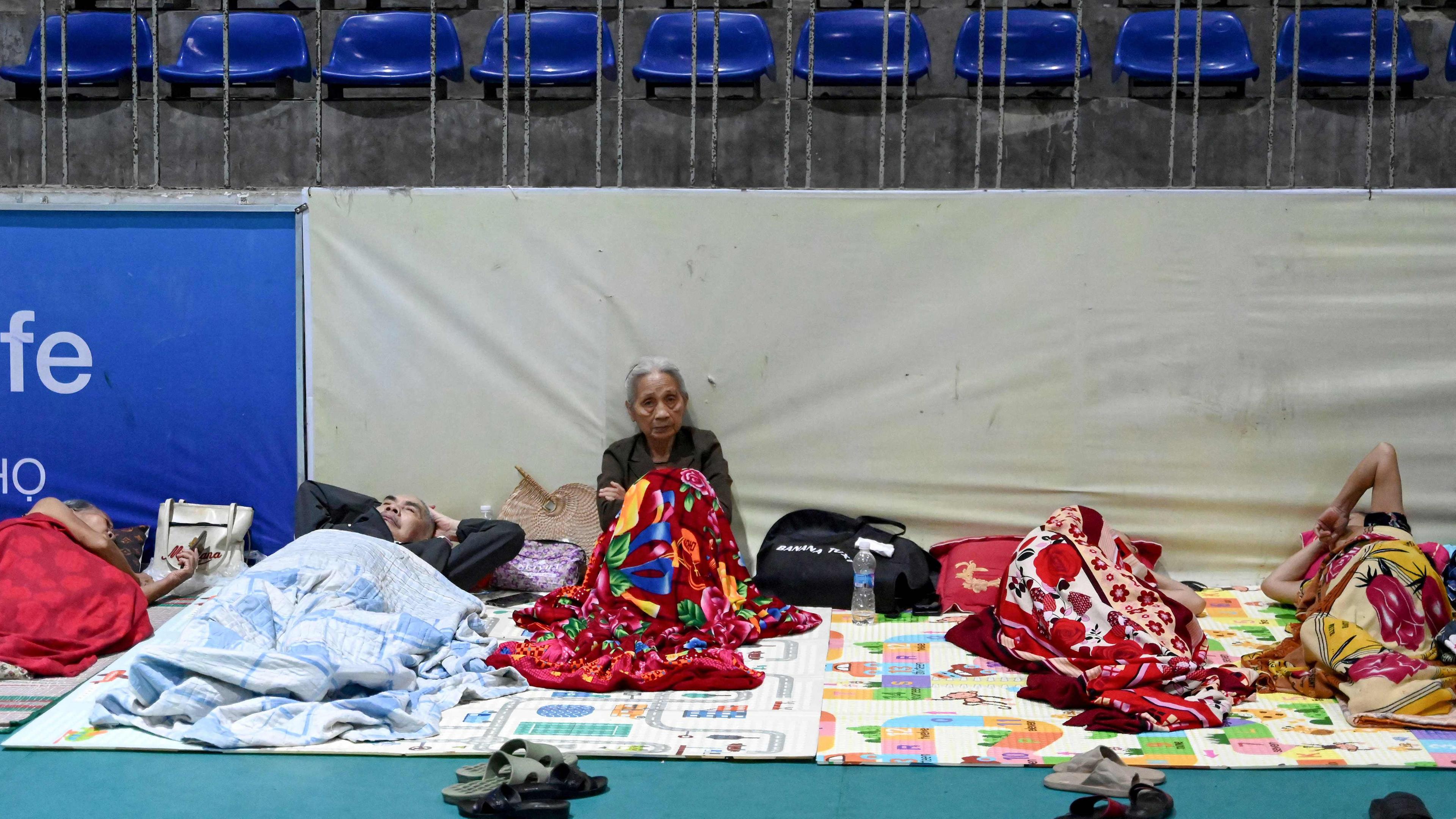 Am 25. August 2025 suchen Menschen in der Sporthalle der Provinz Nghe An in der Stadt Vinh Zuflucht, bevor der Taifun Kajiki in Vietnam auf Land trifft.